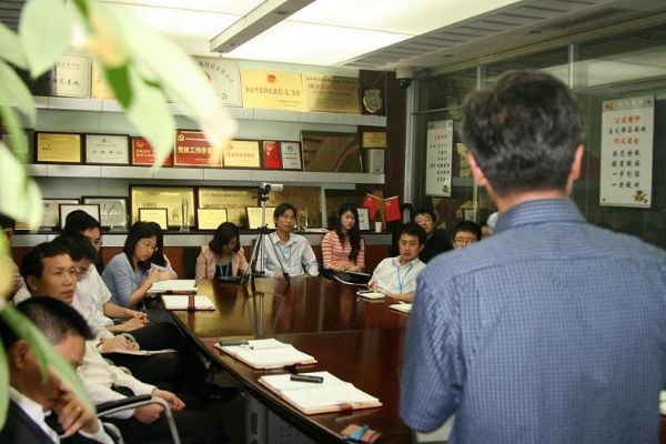 中华慈善总会孙春雷老师为天成集团进行“学会感恩与爱同行”培训
