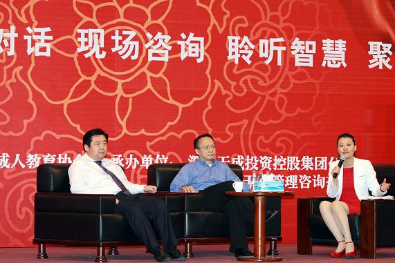 孙明高博士和洪文韩先生接受现场咨询