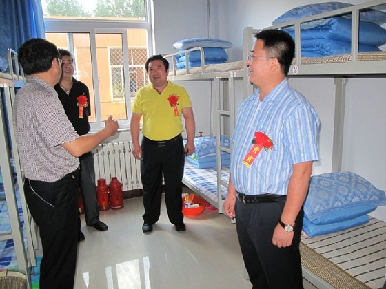 感恩教育助学行成员以及各界领导参观宿舍