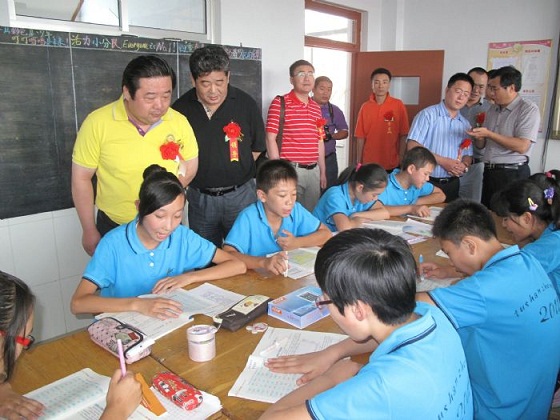 感恩教育助学行成员以及各界领导走进课堂