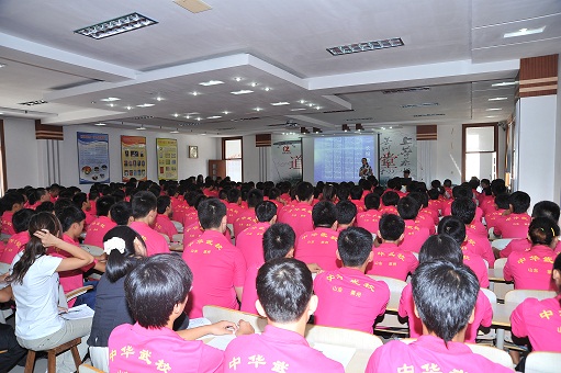 中华武校讲授右脑开发课程