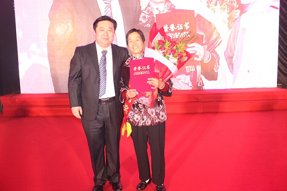 “天成妈妈”带领孙子做义工