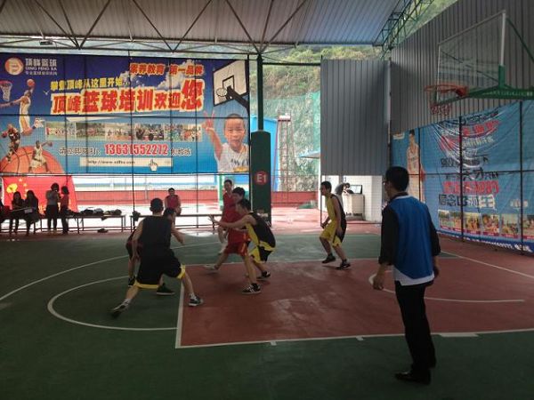 地头蛇队与豆腐渣队
